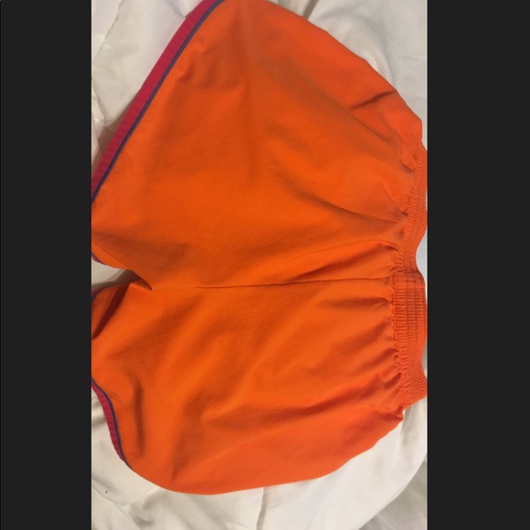 Women under Armour shorts - Picture 2 of 3